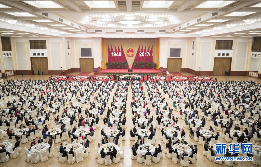 9月30日晚，國務院在北京人民大會堂舉行國慶招待會，熱烈慶祝中華人民共和國成立六十八周年。 新華社記者 丁海濤 攝