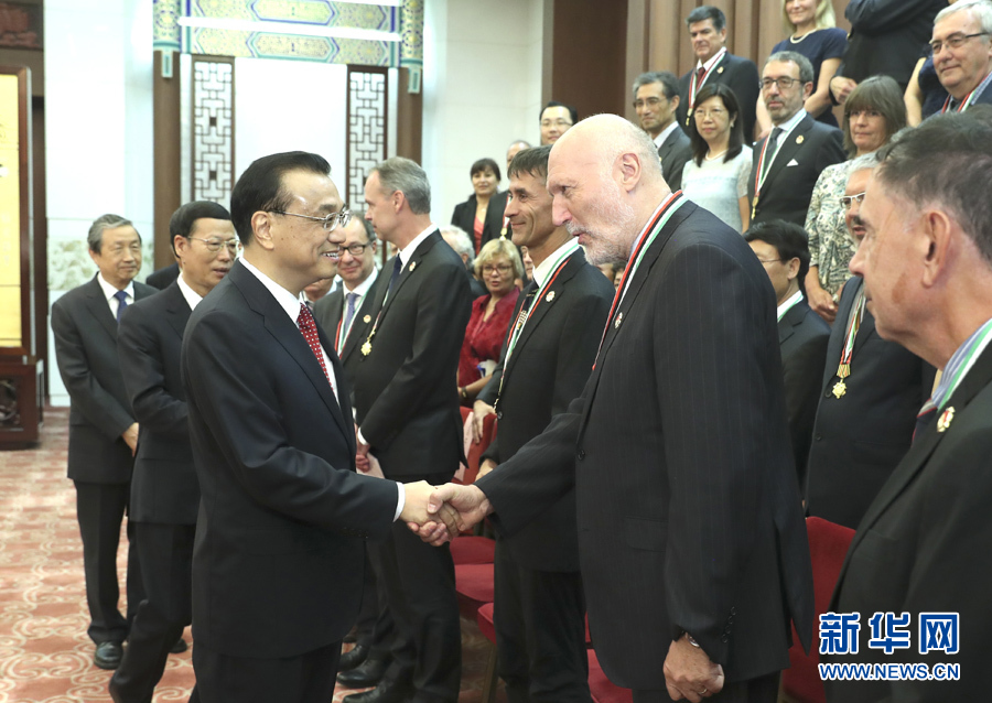 9月30日，國務院總理李克強在北京人民大會堂親切會見榮獲2017年度中國政府“友誼獎”的外國專家和他們的親屬。國務院副總理張高麗參加會見。新華社記者 馬佔成 攝