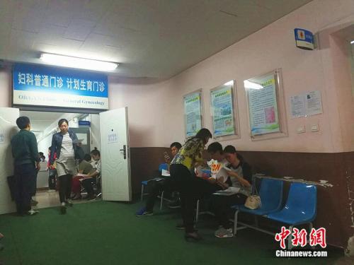 北京大學第一醫院婦兒門診內準媽媽在進行檢查 中新網記者 張尼 攝
