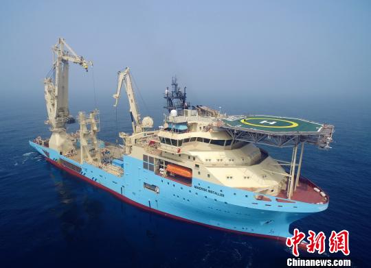 中國出口首艘超深水海工作業船在大連交付