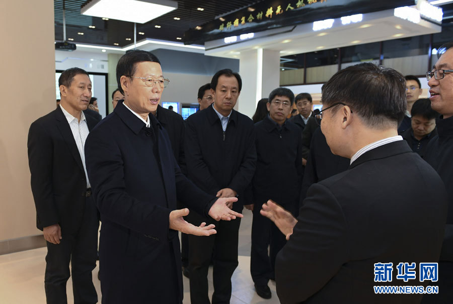 11月14日至15日，國務院副總理張高麗在黑龍江調研。這是11月14日，張高麗到黑龍江工業技術研究院成果展示中心，了解産學研結合推動創新發展情況。 新華社記者 高潔 攝