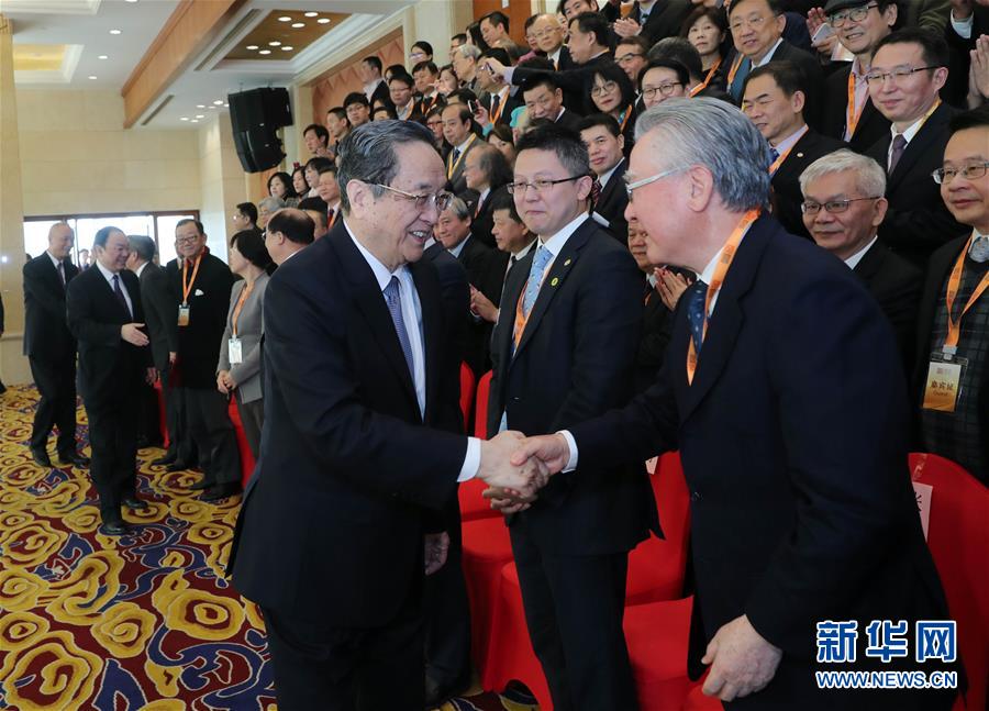 11月24日，全國政協主席俞正聲在北京會見參加“第三屆兩岸媒體人北京峰會”的兩岸新聞媒體代表。 新華社記者劉衛兵攝