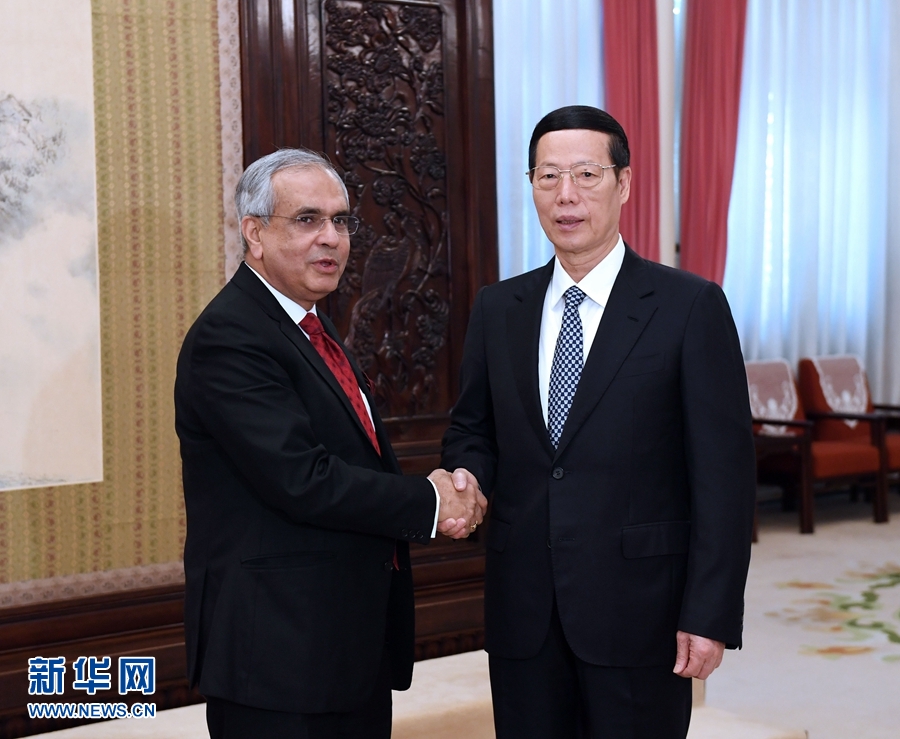 12月5日，國務院副總理張高麗在北京會見前來出席第三屆中國國務院發展研究中心和印度國家轉型委員會對話會的印度國家轉型委員會副主席庫瑪爾。新華社記者 饒愛民 攝