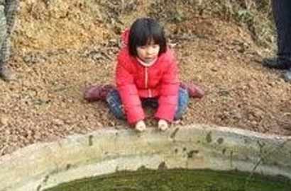 四川6歲女孩為救落水男同桌 跪岸邊拽手40分鐘