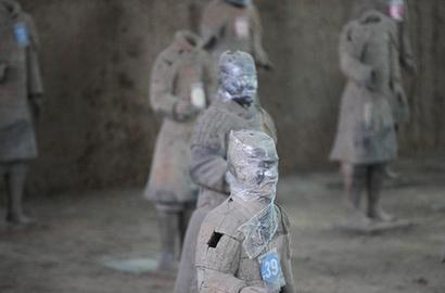 秦始皇兵馬俑戴塑膠薄膜供遊客參觀