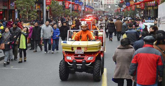 上海摩托消防車巡邏城隍廟