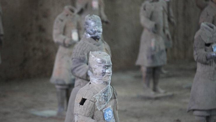 秦始皇兵馬俑戴塑膠薄膜供遊客參觀