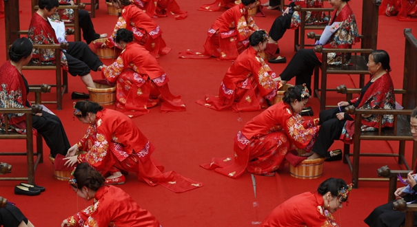杭州：24位媳婦半跪著為婆婆洗腳過母親節
