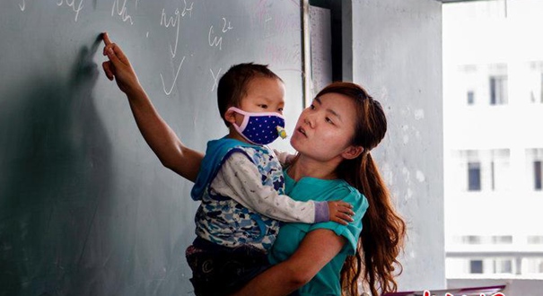 湖南一高中女教師抱患白血病兒子上課