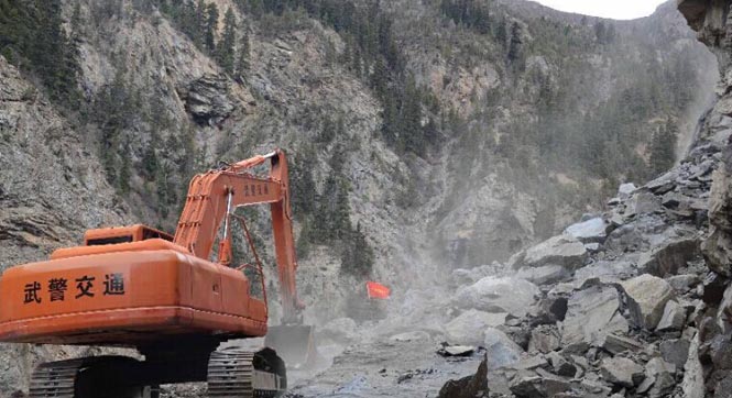 川藏公路然烏溝段突發大規模山體塌方致交通中斷