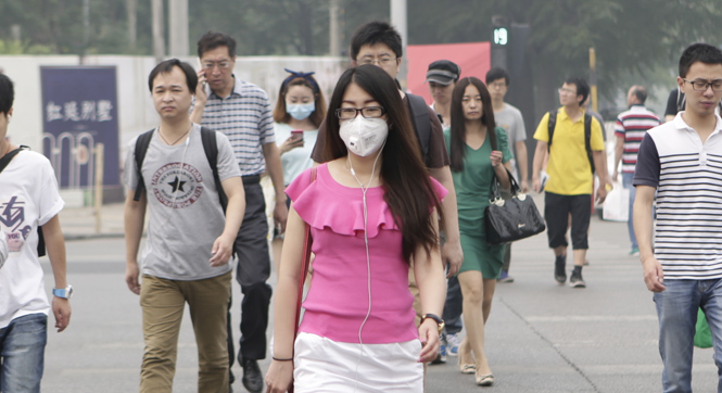 北京端午節後遭遇重霧霾 市民戴口罩出行