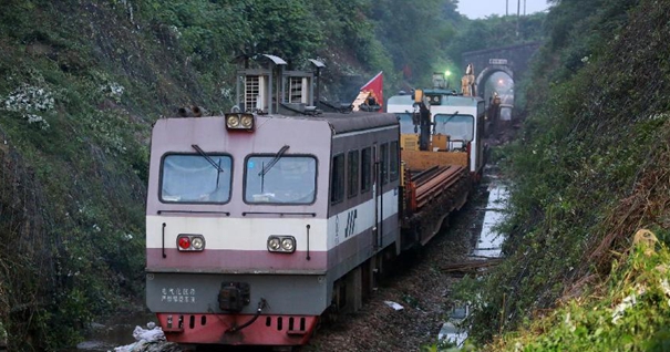 益湛鐵路婁底段遭遇山體坍塌 多趟旅客列車晚點