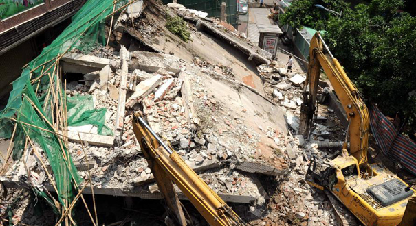 廣州一棟正在拆遷樓房倒塌