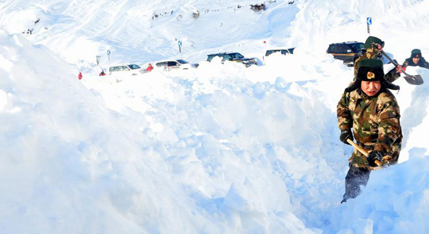 新疆阿勒泰：遊客遭遇雪崩被困 邊防官兵緊急救援