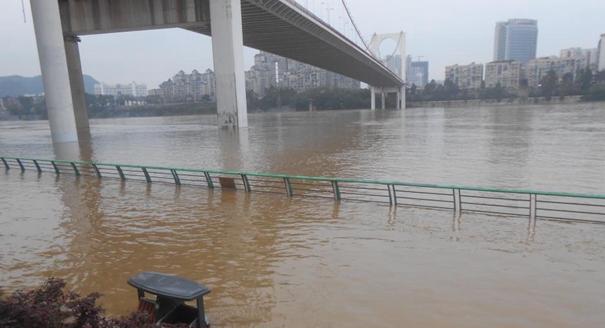 廣西柳江河出現小洪峰 部分道路及親水準臺被淹