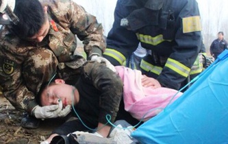 20米深井救出被困女子 95後消防戰士暈倒