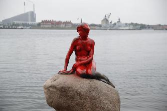 丹麥“小美人魚”被潑漆