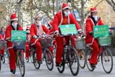 “聖誕老人”街頭騎行倡導低碳出行