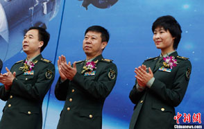 “神九”三名航太員軍裝造型亮相上海