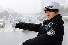降雪第二天 冰城女交警堅守崗位保暢通