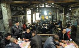 重慶“老茶館”逐漸消失 眾多市民前來體驗