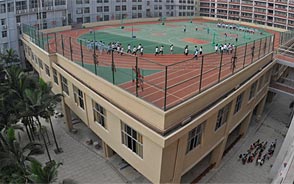 福建學校造3000萬“空中操場” 4米鐵欄保安全
