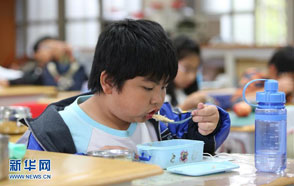 新華社記者臺北體驗學生“營養午餐”