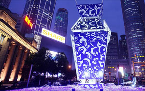 “青花瓷”造型聖誕裝置亮相南京
