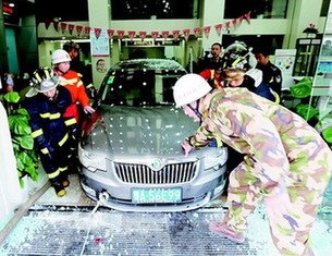 武漢女司機倒車誤踩油門衝進銀行 被誤以為搶劫