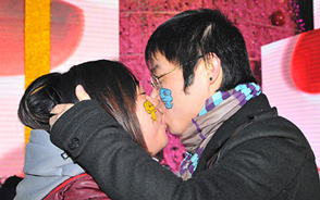 江蘇常州迎聖誕舉行萬人KISS PARTY挑戰賽
