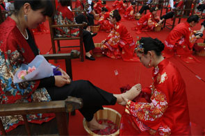 杭州24位媳婦為婆婆洗腳集體過母親節