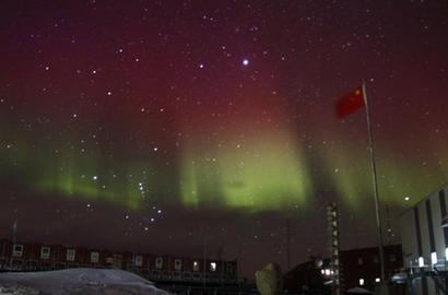中國南極中山站夜空現絢麗極光