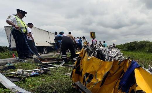 厄瓜多西部交通事故致19人死亡