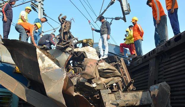 印度列車出軌事故已致27人死100多人傷