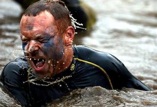 圖片直擊：英國“硬漢”挑戰賽穿火海、過泥地