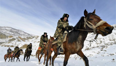 新疆邊防官兵與群眾護邊員不畏嚴寒“踏雪巡邊”
