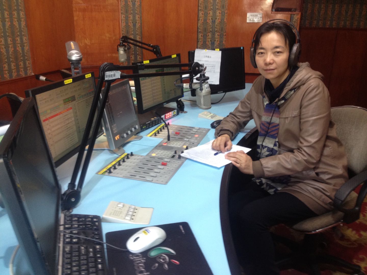用藏語做廣播講座。