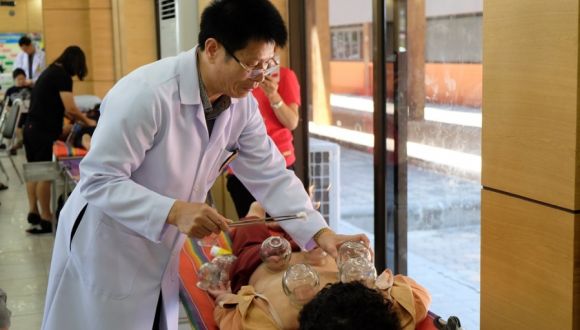 泰國一孔院為當地民眾開展中醫義診活動