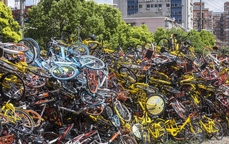 上海現共享單車“墳場” 3萬輛單車堆積如山