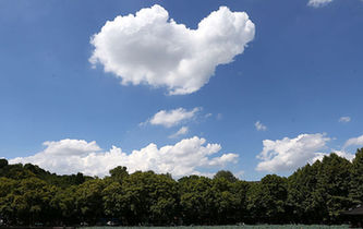 西湖斷橋上空飄來一朵“愛心”雲