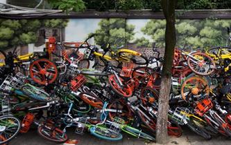 南京街頭共用單車“疊羅漢”