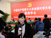 新華社CNC電視記者正在記者會現場出鏡拍攝