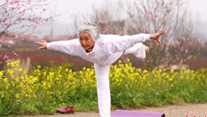 湖北75歲老太練習瑜伽14年 創老年瑜伽班