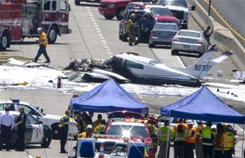 一小型飛機在美加州高速公路墜毀致3人受傷
