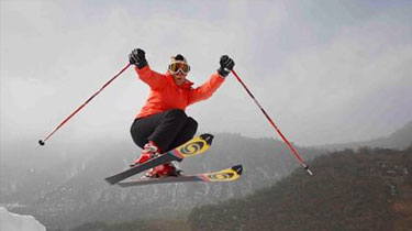 不值！為贏比賽獎品 俄男子特技滑雪“玩脫”燒傷