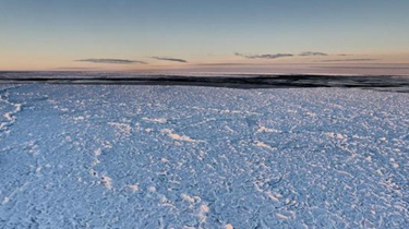南極發現罕見“龍鱗甲”狀冰層