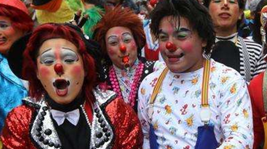 秘魯舉行“小醜日”大遊行 搞怪造型令人捧腹