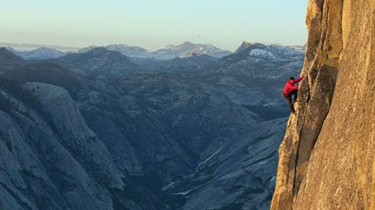 挑戰極限 捷克攀岩運動員徒手攀爬陡峭岩壁