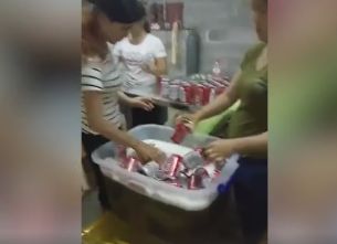 舌尖上的安全：“工人回收啤酒罐徒手灌酒”視頻熱傳