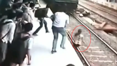 印度女孩被火車撞倒碾過 奇跡生還